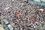   
مظاهرة شبابية سلمية تطالب بلعب دور في مستقبل البلاد (أثناء المطالبة بتغيير الدستور عام 2011) 