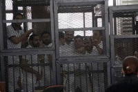 الصحفيون في القفص أثناء قراءة القاضي للحكم 